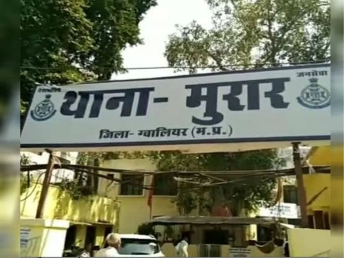 मुरार क्षेत्र में लगे जनभागीदारी कैमरों की मदद से पुलिस को मिली सफलता दान दिलाने के नाम पर बुजुर्ग महिला से ठगी करने वाले दो आरोपियों को मुरार पुलिस ने गिरफ्तार कर ठगे गए सोने के आभूषण किए बरामद
<h2>भूमिका</h2>
मुरार पुलिस ने जनभागीदारी कैमरों की मदद से एक अहम सफलता हासिल की है। मुरार पुलिस ने बुजुर्ग महिला से ठगी करने वाले आरोपियों को गिरफ्तार कर लिया है।  
यह मामला ग्वालियर के मुरार क्षेत्र का है, जहां मुरार पुलिस की सक्रियता और तकनीकी निगरानी ने अपराधियों तक पहुंचने में बड़ी भूमिका निभाई।  

मुरार पुलिस द्वारा की गई इस कार्रवाई ने यह साबित कर दिया है कि यदि तकनीक और टीमवर्क का सही उपयोग किया जाए तो किसी भी अपराध को जल्द सुलझाया जा सकता है।  
इस पूरे घटनाक्रम में मुरार पुलिस की तत्परता और सूझबूझ साफ दिखाई देती है।

<script async src="https://pagead2.googlesyndication.com/pagead/js/adsbygoogle.js?client=ca-pub-8793686386541940" crossorigin="anonymous"></script>
<ins class="adsbygoogle" style="display:block; text-align:center;" data-ad-layout="in-article" data-ad-format="fluid" data-ad-client="ca-pub-8793686386541940" data-ad-slot="1540323081"></ins>
<script>(adsbygoogle = window.adsbygoogle || []).push({});</script>

<h2>मुख्य तथ्य</h2>
मुरार पुलिस को 28.04.2026 की घटना में सफलता मिली, जिसमें एक 60 वर्षीय महिला से ठगी की गई थी।  
घटना के दौरान दो युवकों ने महिला को दान दिलाने का लालच देकर उसके सोने के आभूषण और पर्स लेकर फरार हो गए थे।  

यह घटना दिनांक 28.04.2026 को दोपहर 03.00 बजे से 04.00 बजे के बीच घटित हुई थी।  
महिला बाजार से अपने घर लौट रही थी, तभी रास्ते में आरोपियों ने उसे अपने जाल में फंसा लिया।

<h2>महत्वपूर्ण बिंदु</h2>
मुरार पुलिस ने इस मामले में अज्ञात आरोपियों के खिलाफ अपराध दर्ज किया था।  
सीसीटीवी फुटेज और जनभागीदारी कैमरों के आधार पर संदिग्धों की पहचान की गई।  
दोनों आरोपियों को गिरफ्तार कर उनसे ठगे गए आभूषण बरामद किए गए।  

पुलिस ने मुखबिर तंत्र और तकनीकी टीम की मदद से आरोपियों की लोकेशन ट्रैक की।  
पूरी जांच प्रक्रिया में मुरार पुलिस की टीम ने लगातार सक्रियता बनाए रखी।

<script async src="https://pagead2.googlesyndication.com/pagead/js/adsbygoogle.js?client=ca-pub-8793686386541940" crossorigin="anonymous"></script>
<ins class="adsbygoogle" style="display:block; text-align:center;" data-ad-layout="in-article" data-ad-format="fluid" data-ad-client="ca-pub-8793686386541940" data-ad-slot="1540323081"></ins>
<script>(adsbygoogle = window.adsbygoogle || []).push({});</script>

<h2>विस्तृत जानकारी</h2>
फरियादिया रामवती कुशवाह उम्र 60 साल निवासी लाल टिपारा मुरार ने थाना मुरार में शिकायत दर्ज कराई।  
उन्होंने बताया कि 28.04.2026 को दोपहर 03.00 बजे से 04.00 बजे के बीच वह सदर बाजार से पंखा खरीदकर घर लौट रही थीं।  

इसी दौरान रास्ते में दो युवकों ने उन्हें रोका और कहा कि उनके सेठ के यहां लड़का हुआ है और वे उन्हें दान दिलवाएंगे।  
यह सुनकर महिला उनके साथ चली गई और वे उसे कोतवाली क्षेत्र में एक इलेक्ट्रॉनिक्स दुकान के सामने ले गए।  

आरोपियों ने महिला से कहा कि गरीब दिखने के लिए अपने सोने-चांदी के गहने उतार दें।  
महिला ने उनके झांसे में आकर अपने बाला, मंगलसूत्र, ओम और पर्स उन्हें दे दिया।  

इसके बाद आरोपी तुरंत मौके से फरार हो गए और महिला को ठगी का एहसास हुआ।  
मुरार पुलिस ने इस घटना पर तुरंत कार्रवाई करते हुए मामला दर्ज कर जांच शुरू की।  

पुलिस टीम ने आसपास के सभी सीसीटीवी कैमरों की जांच की और संदिग्धों की पहचान करने का प्रयास किया।  
जनभागीदारी से लगे कैमरों ने इस जांच में महत्वपूर्ण भूमिका निभाई।

<script async src="https://pagead2.googlesyndication.com/pagead/js/adsbygoogle.js?client=ca-pub-8793686386541940" crossorigin="anonymous"></script>
<ins class="adsbygoogle" style="display:block; text-align:center;" data-ad-layout="in-article" data-ad-format="fluid" data-ad-client="ca-pub-8793686386541940" data-ad-slot="1540323081"></ins>
<script>(adsbygoogle = window.adsbygoogle || []).push({});</script>

<h2>जांच और गिरफ्तारी</h2>
मुरार पुलिस ने संदिग्धों की पहचान होने के बाद उनकी तलाश शुरू की।  
मुखबिर से मिली सूचना के आधार पर पुलिस टीम सतनवाड़ा क्षेत्र पहुंची।  

वहां ग्राम टेह में आरोपियों की जानकारी जुटाई गई और उन्हें सतनवाड़ा तिराहे से पकड़ा गया।  
पूछताछ के दौरान दोनों आरोपियों ने अपराध करना स्वीकार कर लिया।  

आरोपियों के नाम सैलानी आदिवासी और श्रीनिवास उर्फ कन्हैया बताए गए।  
दोनों ने महिला से सोने के आभूषण और पर्स में रखे रुपये लेना स्वीकार किया।

<h2>बरामदगी</h2>
मुरार पुलिस ने आरोपियों की निशानदेही पर ठगे गए आभूषण बरामद किए।  
इनमें मंगलसूत्र, ओम और कान के बाला शामिल थे।  

बरामदगी नारकोटिक्स मैदान क्षेत्र से की गई, जहां आरोपियों ने सामान छिपा रखा था।  
पुलिस ने सभी सामान को विधिवत जब्त कर लिया और आगे की कार्रवाई की।

<script async src="https://pagead2.googlesyndication.com/pagead/js/adsbygoogle.js?client=ca-pub-8793686386541940" crossorigin="anonymous"></script>
<ins class="adsbygoogle" style="display:block; text-align:center;" data-ad-layout="in-article" data-ad-format="fluid" data-ad-client="ca-pub-8793686386541940" data-ad-slot="1540323081"></ins>
<script>(adsbygoogle = window.adsbygoogle || []).push({});</script>

<h2>विश्लेषण</h2>
मुरार पुलिस की इस कार्रवाई में तकनीकी संसाधनों का अहम योगदान रहा।  
जनभागीदारी से लगाए गए सीसीटीवी कैमरों ने संदिग्धों की पहचान करने में मदद की।  

पुलिस ने न केवल फुटेज खंगाले बल्कि मुखबिर तंत्र और साइबर सेल को भी सक्रिय किया।  
इस संयुक्त प्रयास से आरोपियों की लोकेशन और पहचान सुनिश्चित की गई।  

यह मामला दर्शाता है कि अपराधी अब नए-नए तरीके अपना रहे हैं, लेकिन पुलिस भी तकनीकी रूप से मजबूत हो रही है।  
मुरार पुलिस की इस सफलता ने यह साबित कर दिया कि सतर्कता और सही रणनीति से अपराध पर काबू पाया जा सकता है।

<h2>प्रभाव</h2>
मुरार पुलिस की इस कार्रवाई से क्षेत्र में सुरक्षा की भावना मजबूत हुई है।  
जनभागीदारी कैमरों की उपयोगिता भी इस मामले में स्पष्ट रूप से सामने आई है।  

इस घटना के बाद आम लोगों में जागरूकता बढ़ी है और वे ऐसे मामलों में अधिक सतर्क हो रहे हैं।  
विशेष रूप से बुजुर्गों को अब इस तरह की ठगी से बचने के लिए जागरूक किया जा रहा है।

<script async src="https://pagead2.googlesyndication.com/pagead/js/adsbygoogle.js?client=ca-pub-8793686386541940" crossorigin="anonymous"></script>
<ins class="adsbygoogle" style="display:block; text-align:center;" data-ad-layout="in-article" data-ad-format="fluid" data-ad-client="ca-pub-8793686386541940" data-ad-slot="1540323081"></ins>
<script>(adsbygoogle = window.adsbygoogle || []).push({});</script>

<h2>भविष्य की दिशा</h2>
मुरार पुलिस आगे भी इस तरह के मामलों में तकनीकी सहायता और निगरानी बढ़ाने की दिशा में काम कर रही है।  
जनभागीदारी कैमरों को और अधिक क्षेत्रों में लगाने की योजना से अपराध नियंत्रण को और मजबूती मिल सकती है।  

पुलिस और जनता के सहयोग से ऐसे अपराधों को रोकना संभव है।  
इस दिशा में लगातार प्रयास जारी हैं।

<h2>निष्कर्ष</h2>
मुरार पुलिस की यह सफलता दर्शाती है कि सही रणनीति और तकनीक के उपयोग से अपराधियों को जल्दी पकड़ा जा सकता है।  
इस मामले में न केवल आरोपियों की गिरफ्तारी हुई बल्कि ठगे गए आभूषण भी बरामद किए गए।  

यह घटना समाज के लिए एक सीख है कि किसी भी अनजान व्यक्ति के बहकावे में न आएं।  
सतर्क रहें और किसी भी संदिग्ध गतिविधि की तुरंत पुलिस को जानकारी दें।  

यदि आप ऐसे ही ताजा और भरोसेमंद समाचार पढ़ना चाहते हैं तो  
<a href="https://rajdhanisamna.com/" target="_blank">राजधानी सामना</a> पर विजिट करें और  
<a href="https://www.youtube.com/@RajdhaniSamna/videos" target="_blank" rel="dofollow">हमारा यूट्यूब चैनल</a> भी जरूर देखें।