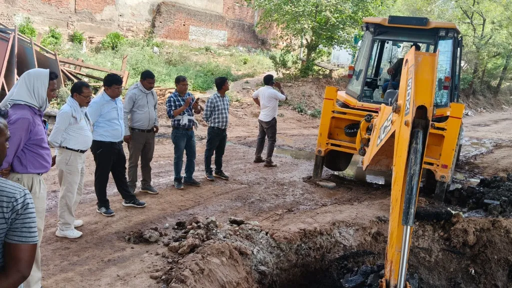 स्वर्ण रेखा में सीवर संधारण एवं मिट्टी हटाने का कार्य तेजी के साथ प्रारंभ एजेंसी ने प्रारंभ किया हनुमान बांध से मिट्टी हटाने एवं सीवर संधारण का कार्य