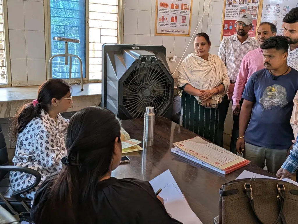 अनुपस्थित मिलने पर सीएमएचओ ने दिया 2 चिकित्सक सहित 3 कर्मचारियों को नोटिस:- 

( जिला स्वास्थ्य अधिकारी-1 डॉ दीपाली माथुर को भ्रमण के दौरान मिली अनियमितता एवं चिकित्सक,  कर्मचारी अनुपस्थित )