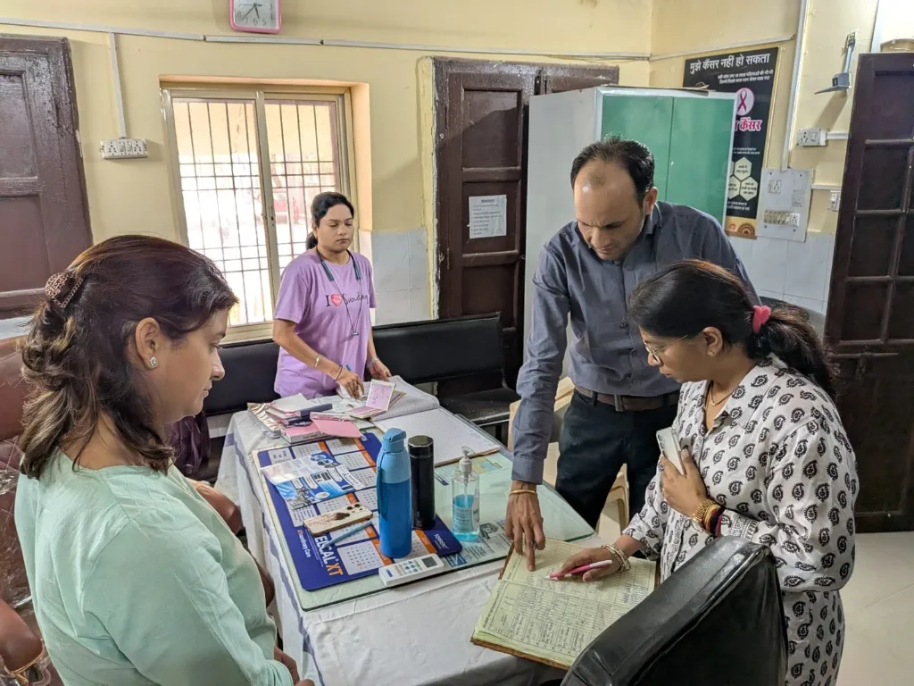 अनुपस्थित मिलने पर सीएमएचओ ने दिया 2 चिकित्सक सहित 3 कर्मचारियों को नोटिस:- 

( जिला स्वास्थ्य अधिकारी-1 डॉ दीपाली माथुर को भ्रमण के दौरान मिली अनियमितता एवं चिकित्सक,  कर्मचारी अनुपस्थित )