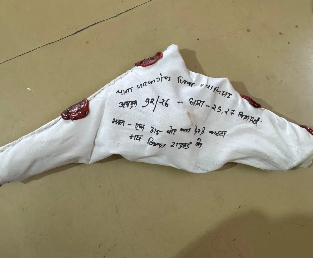थाना जनकगंज पुलिस की अवैध हथियार रखने वाले बदमाश के खिलाफ कार्यवाही *वारदात की नियत से तिघरा रोड़ पर खड़े बदमाश को पुलिस ने एक 315 बोर का देशी कट्टा व एक जिंदा राउण्ड सहित किया गिरफ्तार*