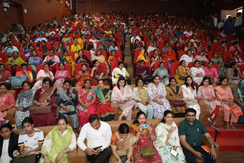 प्रधानमंत्री श्री नरेन्द्र मोदी ने 'नारी शक्ति वंदन सम्मेलन' को संबोधित किया

बाल भवन में हुआ जिला स्तरीय कार्यक्रम का अयोजन 

प्रधानमंत्री श्री मोदी ने कहा कि नारी शक्ति को समर्पित बड़ा निर्णय लेने जा रहा है भारत 

कलेक्टर श्रीमती चौहान सहित बड़ी संख्या में नारी शक्ति ने जिला स्तरीय कार्यक्रम में की सहभागिता, सीधे प्रसारण के जरिए सुना प्रधानमंत्री का उदबोधन 