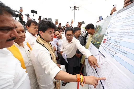 ग्वालियर 28 अप्रैल 2026, मंगलवार केंद्रीय मंत्री सिंधिया ने किया वेस्टर्न बायपास का निरीक्षण, ग्वालियर के विकास को मिलेगी नई रफ्तार 29 किमी लंबा और ₹1347 करोड़ का बनेगा वेस्टर्न एक्सप्रेसवे, 2025 में मिली थी मंज़ूरी प्रधानमंत्री नरेंद्र मोदी के नेत्तृत्व में कैबिनेट में मिली थी मंज़ूरी, केंद्रीय मंत्री नितिन गडकरी को भी किया धन्यवाद ₹6500 करोड़ की परियोजनाओं से बदलेगा ग्वालियर का स्वरूप: सिंधिया दिल्ली का काउंटर मैगनेट बनेगा ग्वालियर