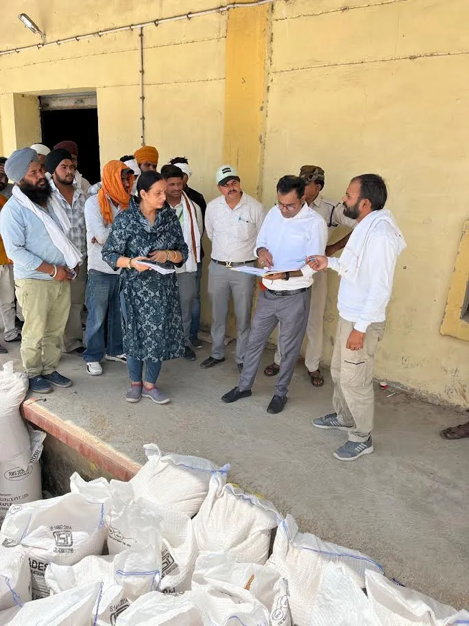 जिले में समर्थन मूल्य पर 7448 किसानों से लगभग 9.98 लाख क्विंटल गेहूँ की खरीदी किसानों को अब तक लगभग 203 करोड़ का भुगतान भी हुआ
सुव्यवस्थित ढंग से उपार्जन कराने खरीदी केन्द्रों का लगातार निरीक्षण जारी