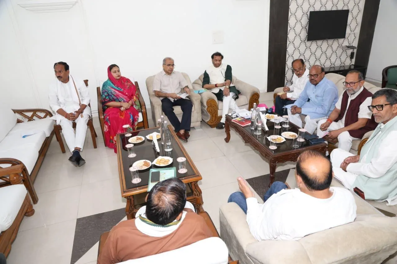नियोजित विकास के लिए समेकित कार्य योजना बनाएं - श्री पवैया
राज्य वित्त आयोग ने जनप्रतिनिधियों से लिए स्थानीय निकायों के विकास एवं वित्तीय  मजबूती संबंधी सुझाव
