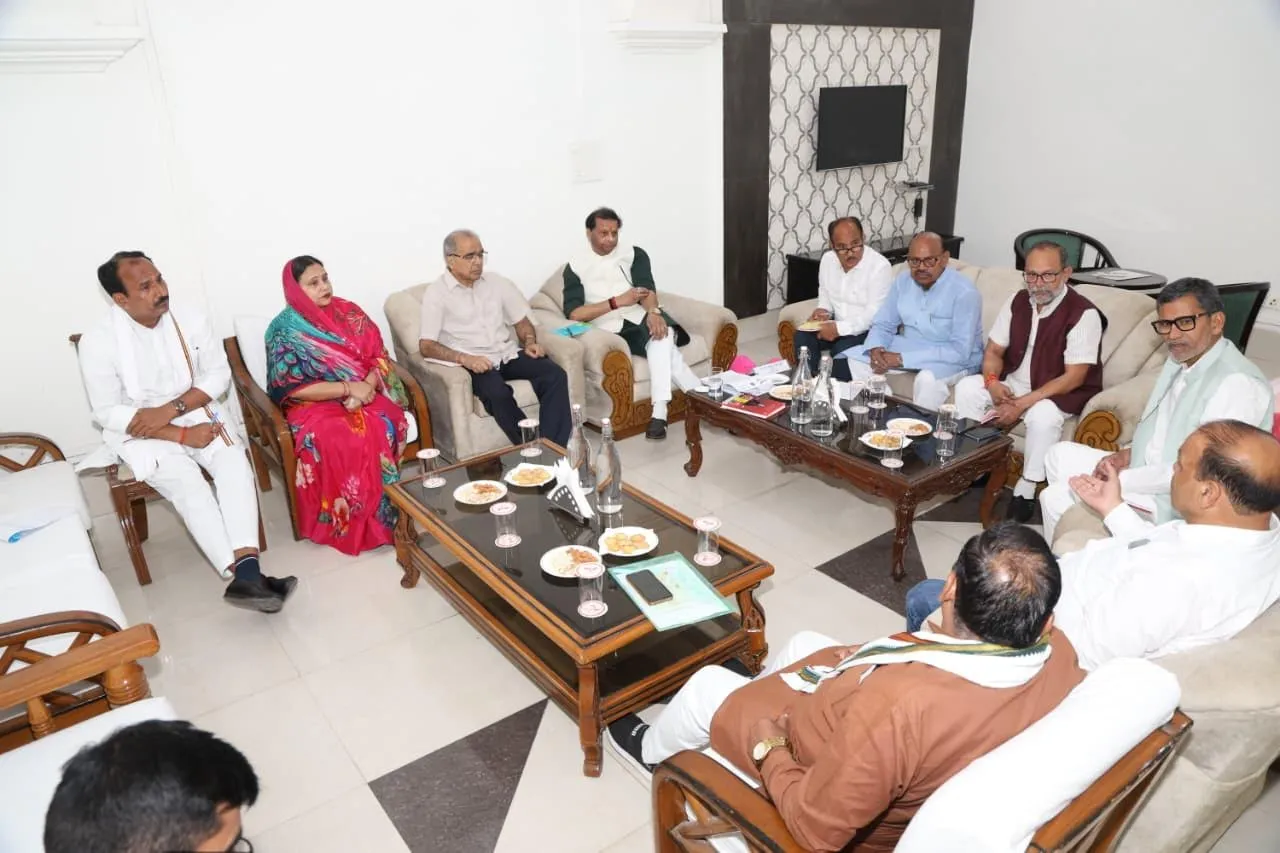 नियोजित विकास के लिए समेकित कार्य योजना बनाएं - श्री पवैया
राज्य वित्त आयोग ने जनप्रतिनिधियों से लिए स्थानीय निकायों के विकास एवं वित्तीय  मजबूती संबंधी सुझाव