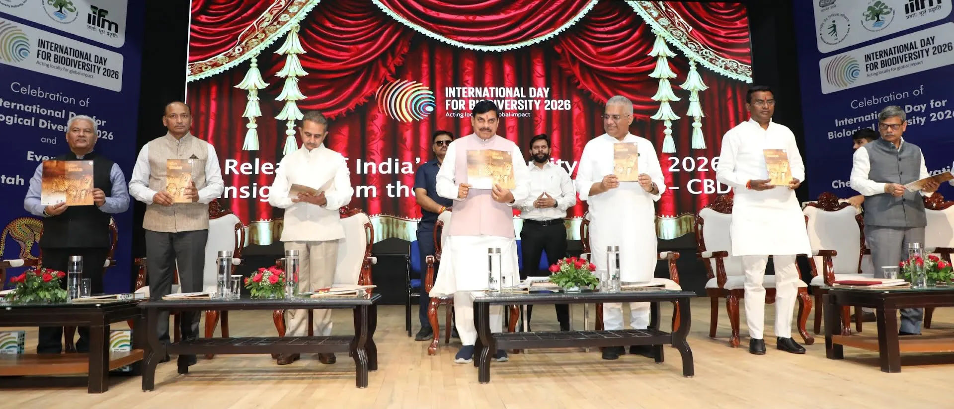 मध्यप्रदेश वैश्विक वन्य जीव संरक्षण का बना रोल मॉडल : मुख्यमंत्री डॉ. यादव
वनस्पति और वन्यजीवों की विविधता हमारी पूंजी, इसे संजोकर रखना हमारा कर्तव्य
जल, जंगल और जमीन की उर्वरता बचाने में प्रदेश है देश में नम्बर वन
केन्द्र सरकार ने दिया मध्यप्रदेश को चीता स्टेट बनने का अवसर
जंगल और राष्ट्रीय उद्यानों के निकट ही बनाए जा रहे हैं वन्यजीव रेस्क्यू सेंटर
मुख्यमंत्री डॉ. यादव एवं केंद्रीय वन मंत्री श्री यादव ने एबीएस एंड-टू-एंड वेब पोर्टल का किया शुभारंभ
प्रकृति के संरक्षण को केवल नीति नहीं, बल्कि संस्कृति बनाएंगे : केन्द्रीय मंत्री श्री यादव
प्रचार साहित्य, नेशनल रिपोर्ट्स का विमोचन कर 5 रुपए का डाक टिकट भी किया लाँच आईआईएफएम में नव स्थापित डेटा ड्रिवन लैब का हुआ लोकार्पण मुख्यमंत्री डॉ. यादव ने अंतर्राष्ट्रीय जैव-विविधता दिवस पर आईआईएफएम में राज्यस्तरीय कार्यक्रम एवं चीता संरक्षण पर मीडिया वर्कशाप में की सहभागिता
