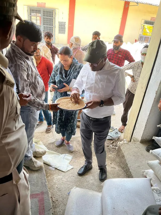 जिले में समर्थन मूल्य पर 7448 किसानों से लगभग 9.98 लाख क्विंटल गेहूँ की खरीदी किसानों को अब तक लगभग 203 करोड़ का भुगतान भी हुआ
सुव्यवस्थित ढंग से उपार्जन कराने खरीदी केन्द्रों का लगातार निरीक्षण जारी