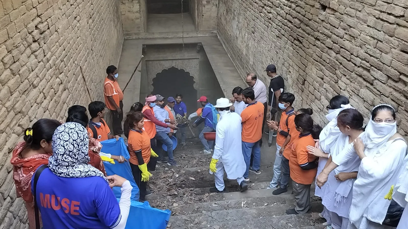 खेड़ापति बावड़ी में चला जल गंगा संवर्धन अभियान
बावड़ी को किया स्वच्छ, दिलाई स्वच्छता की शपथ