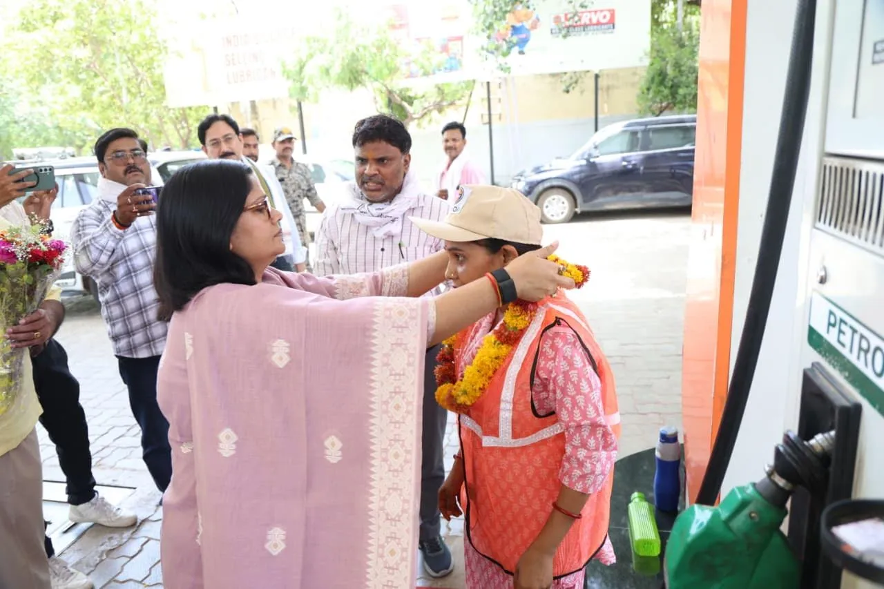 जिले की जरूरतमंद महिलाएं “शक्ति दीदी” बनकर लिख रहीं हैं महिला सशक्तिकरण की इबारत गुरुवार को 6 जरूरतमंद महिलायें बनी “शक्ति दीदी” कलेक्टर सहित अन्य अधिकारियों ने विभिन्न पेट्रोल पंप पर पहुँचकर महिलाओं को बनाया शक्ति दीदी अब तक 118 जरूरतमंद महिलाएं शक्ति दीदी के रूप में बनीं आत्मनिर्भर
