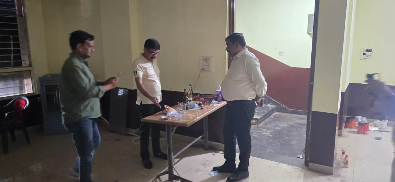 देर रात शराब दुकानों का औचक निरीक्षण निर्धारित समय के बाद खुली मिलीं शराब दुकानों के खिलाफ होगी सख्त कार्रवाई आरोप पत्र जारी