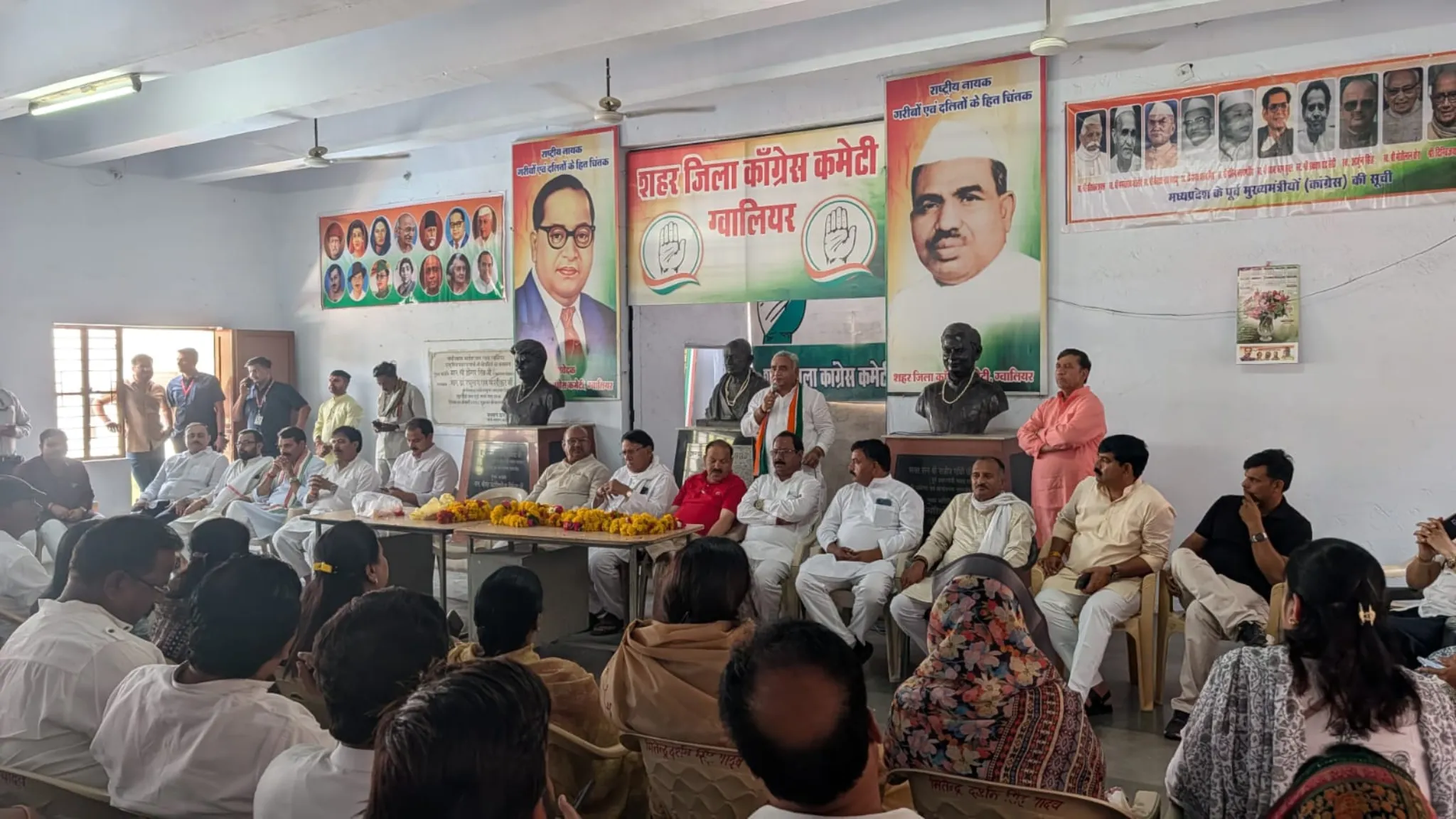 आज शिंदे की छावनी स्थित कांग्रेस कार्यालय में किसान आंदोलन के संदर्भ में आयोजित साधारण सभा की महत्वपूर्ण बैठक सम्पन्न हुई।