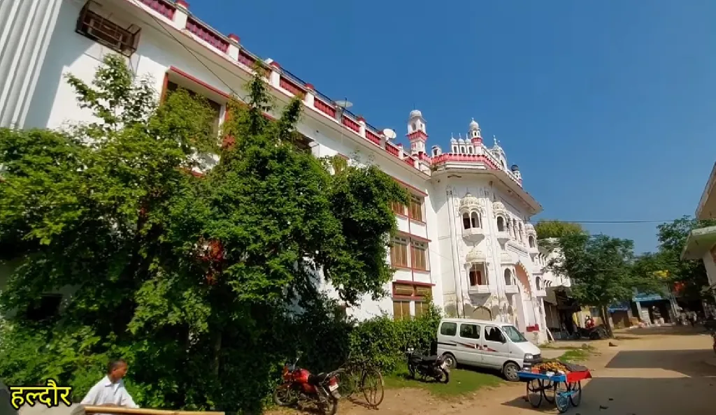 बिजनौर के हल्दौर में एक शादी खुशियों से शुरू हुई, लेकिन अंत होते-होते पूरी तरह बिगड़ गई। उत्तराखंड के लक्सर से बारात बड़े धूमधाम से आई थी। लड़की वालों ने भी मेहमानों के स्वागत में कोई कमी नहीं छोड़ी। सब कुछ ठीक चल रहा था, लेकिन दूल्हे की एक गलती ने सब बदल दिया।