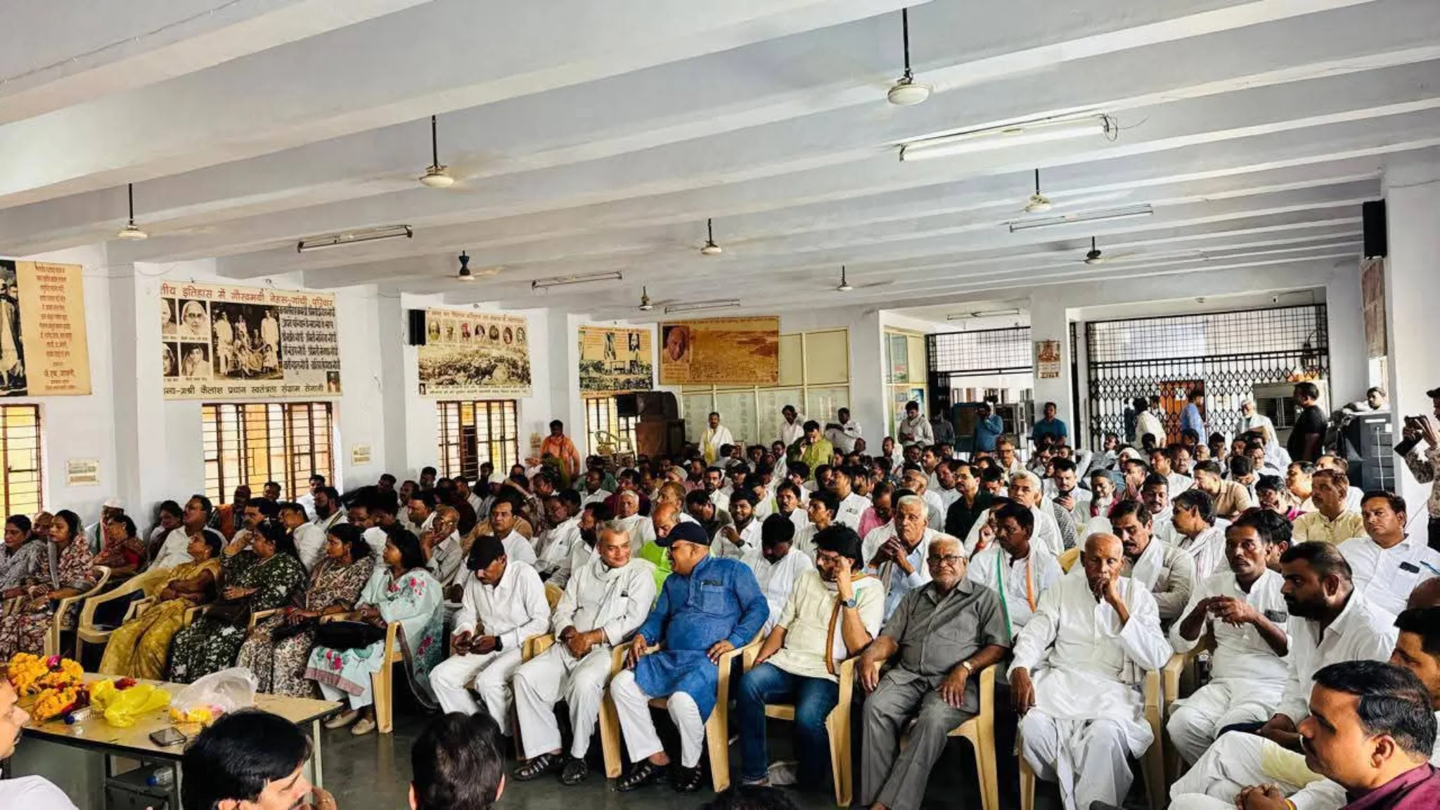आज शिंदे की छावनी स्थित कांग्रेस कार्यालय में किसान आंदोलन के संदर्भ में आयोजित साधारण सभा की महत्वपूर्ण बैठक सम्पन्न हुई।