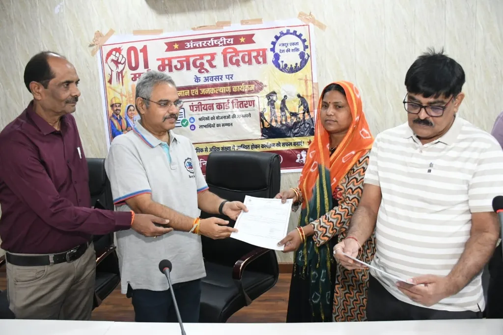 मजदूर दिवस पर नगर निगम ग्वालियर द्वारा श्रमिकों का किया सम्मान