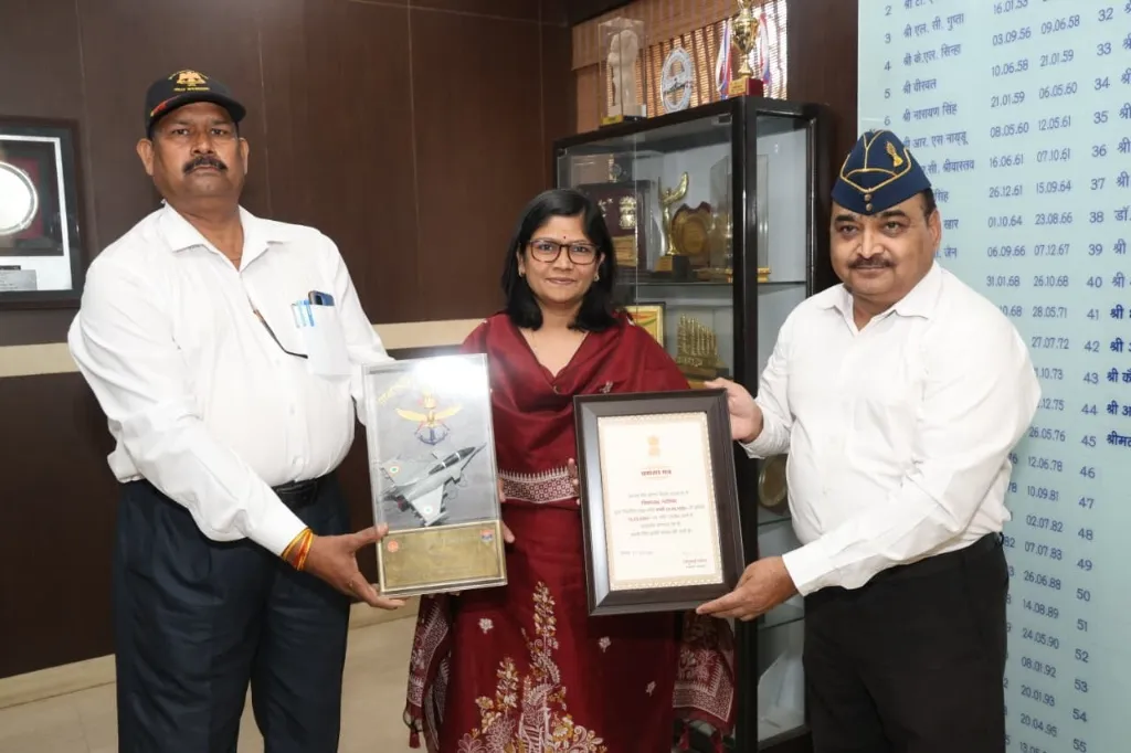 सशस्त्र सेना झंडा दिवस पर उत्कृष्ट योगदान के लिए राजभवन में हुआ ग्वालियर जिले का सम्मान 