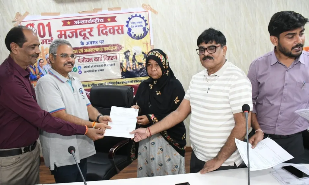 मजदूर दिवस पर नगर निगम ग्वालियर द्वारा श्रमिकों का किया सम्मान