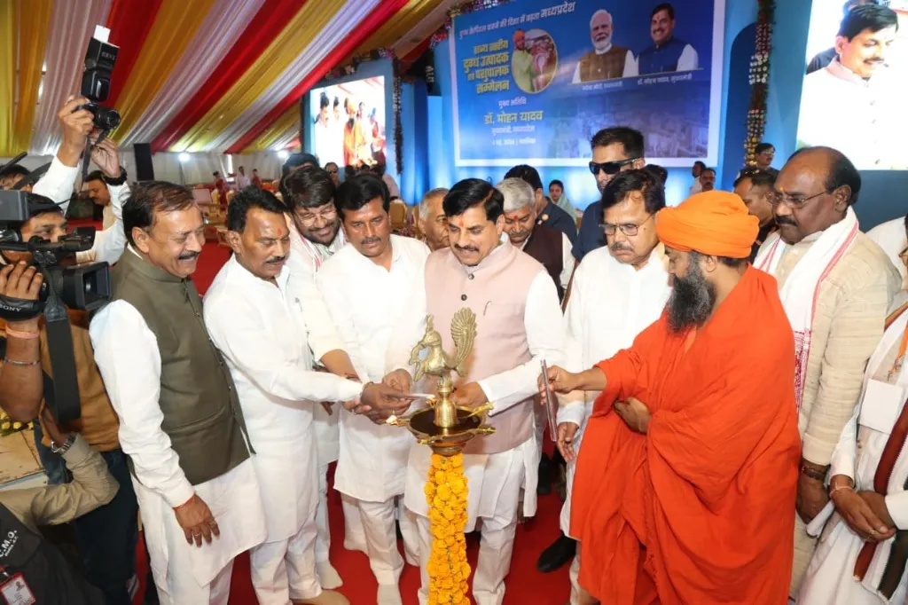 मध्यप्रदेश को बनाएंगे देश की मिल्क केपिटल - मुख्यमंत्री डॉ. यादव

सरकार खरीदेगी दूध, पशुपालकों को दिलाएगी दूध का समुचित दाम

किसान कल्याण वर्ष में पशुपालकों और दूध उत्पादकों का भी करेंगे कल्याण

किसानों की जमीन ली, तो देंगे चार गुना मुआवजा

ग्वालियर में खोला जाएगा पशुओं का वेलनेस सेंटर

पशु स्वास्थ्य केन्द्र का उन्नयन भी किया जाएगा

डबरा में बनेगा नया पशु चिकित्सालय

मुख्यमंत्री डॉ. यादव ने राज्य स्तरीय पशुपालक एवं दुग्ध उत्पादक सम्मेलन में की घोषणा

हितलाभ वितरित कर सभी को पशुपालन एवं दुग्ध उत्पादन से जुड़ने का दिलाया संकल्प