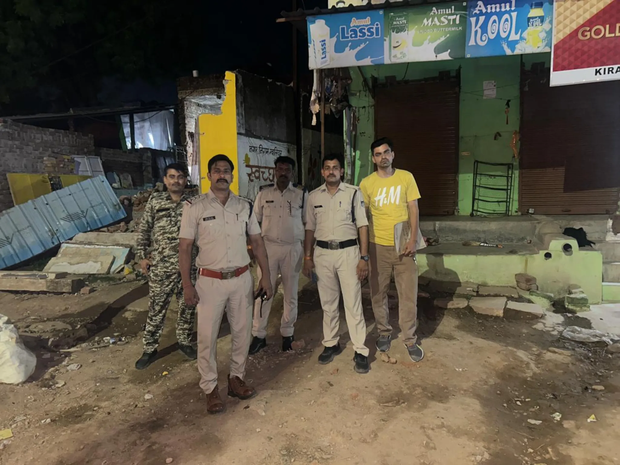 कानून व्यवस्था बनाये रखने के उद्देश्य से जिले के समस्त थानों में प्रभावी ‘‘कॉम्बिंग गश्त’’

कॉम्बिंग गश्त के दौरान 201 फरार स्थाई एवं गिरफ्तारी वारंटियों को गिरफ्तार कर 282 गुण्डा व हिस्ट्रीशीटरों को किया चेक