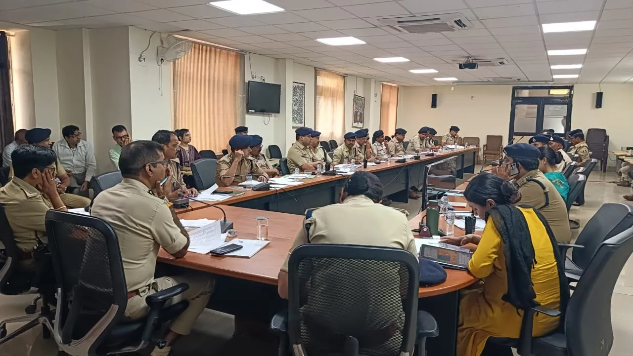 थाना प्रभारियों की लंबित अपराधों के संबंध में समीक्षा बैठक  महिला संबंधी, एससी/एसटी अपराधों एवं सीएम हेल्पलाइन शिकायतों के शीघ्र निराकरण हेतु एसएसपी ग्वालियर ने ली समीक्षा बैठक