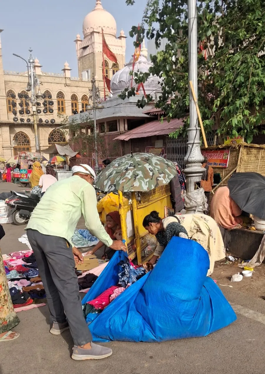 नगर निगम का अतिक्रमण पर बड़ा अभियान  नाले पर अवैध निर्माण हटाया, फुटपाथ अतिक्रमण पर कार्रवाई, बैनर-पोस्टर भी किए जब्त