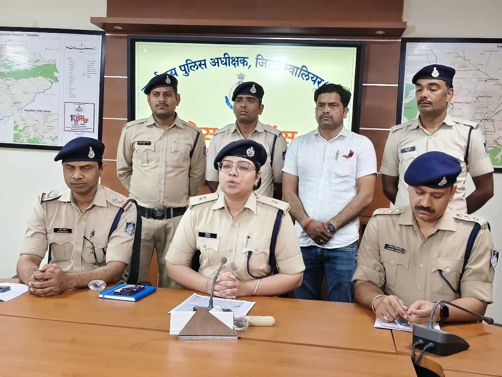 थाना पुरानी छावनी पुलिस की बदमाशों के खिलाफ कार्यवाही

जलालपुर के जंगल में डकैती की योजना बना रहे 06 बदमाशों को पुरानी छावनी पुलिस ने अवैध हथियार सहित किया गिरफ्तार

🔴 बदमाशों के कब्जे से 315 बोर के 03 देशी कट्टा व 315 बोर के 05 जिंदा राउण्ड एवं दो छुरा तथा उनके 05 मोबाइल जप्त किये।
