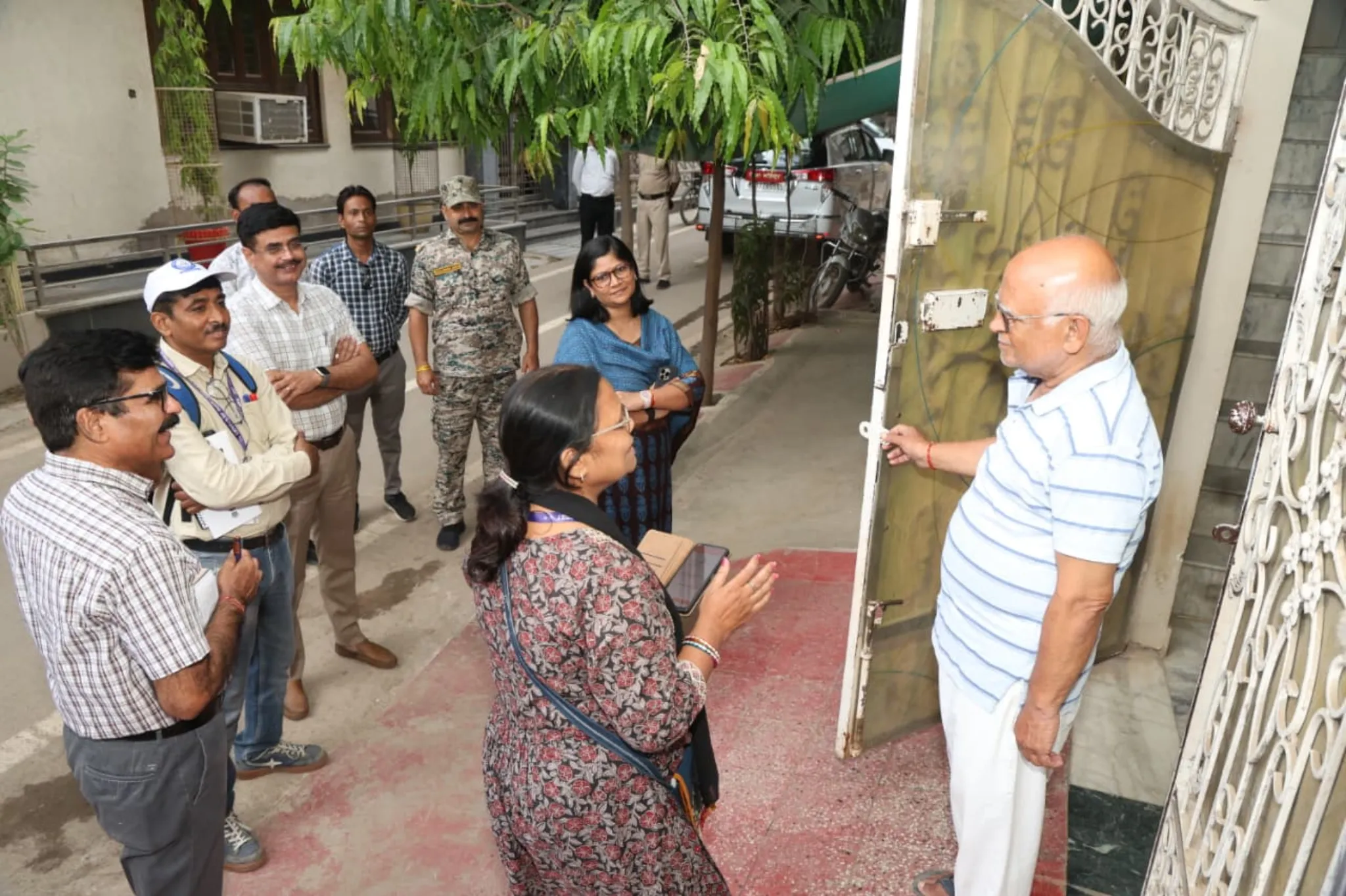 जनगणना-2027

कलेक्टर श्रीमती चौहान ने जनगणना कार्य का किया निरीक्षण 

अपनी मौजूदगी में न्यू दर्पण कॉलोनी के एक मकान की कराई ऑनलाइन गणना 

प्रगणकों द्वारा घर-घर जाकर 34 बिंदुओं में भरी जा रही है ऑनलाइन जानकारी 