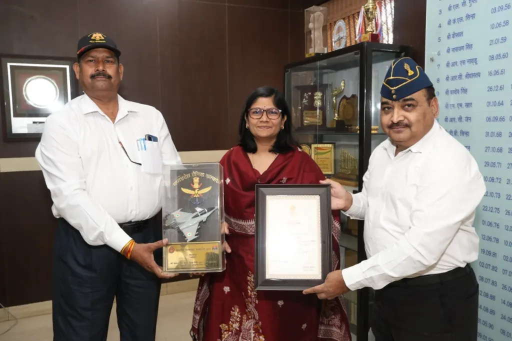 सशस्त्र सेना झंडा दिवस पर उत्कृष्ट योगदान के लिए राजभवन में हुआ ग्वालियर जिले का सम्मान 