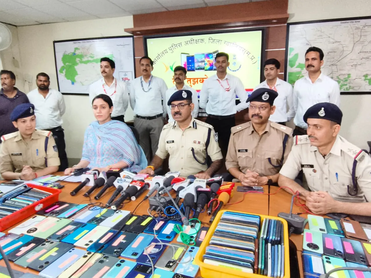 तेरा तुझको अर्पण अभियान के तहत ग्वालियर पुलिस का आमजन को उपहार साइबर सेल ग्वालियर ने CEIR PORTAL के माध्यम से 01 करोड़ 41 लाख रूपये कीमत के 571 मोबाइल खोजे