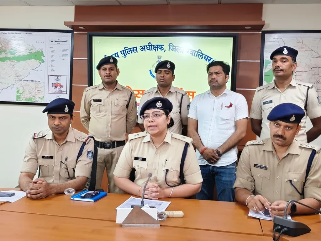 थाना पुरानी छावनी पुलिस की बदमाशों के खिलाफ कार्यवाही

जलालपुर के जंगल में डकैती की योजना बना रहे 06 बदमाशों को पुरानी छावनी पुलिस ने अवैध हथियार सहित किया गिरफ्तार

🔴 बदमाशों के कब्जे से 315 बोर के 03 देशी कट्टा व 315 बोर के 05 जिंदा राउण्ड एवं दो छुरा तथा उनके 05 मोबाइल जप्त किये।