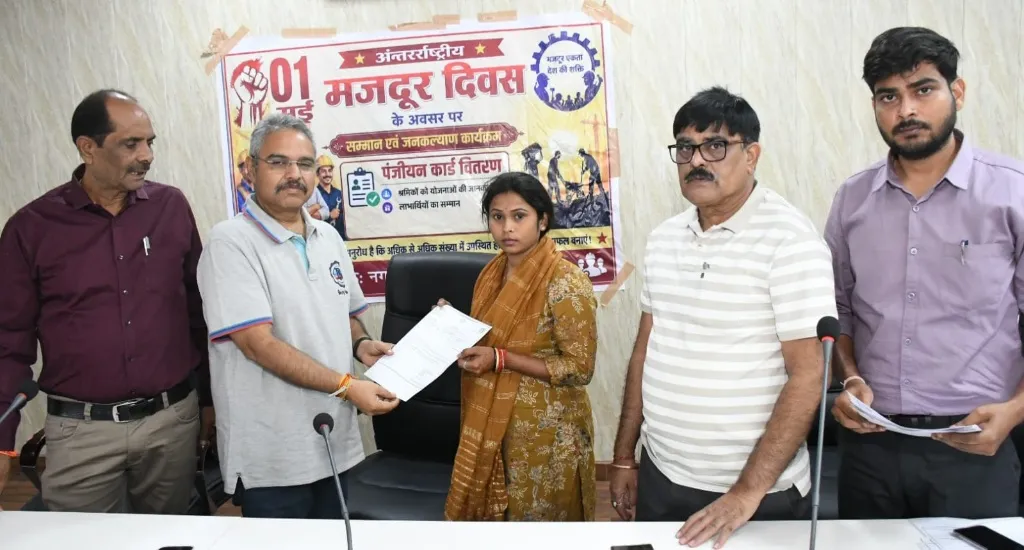 मजदूर दिवस पर नगर निगम ग्वालियर द्वारा श्रमिकों का किया सम्मान