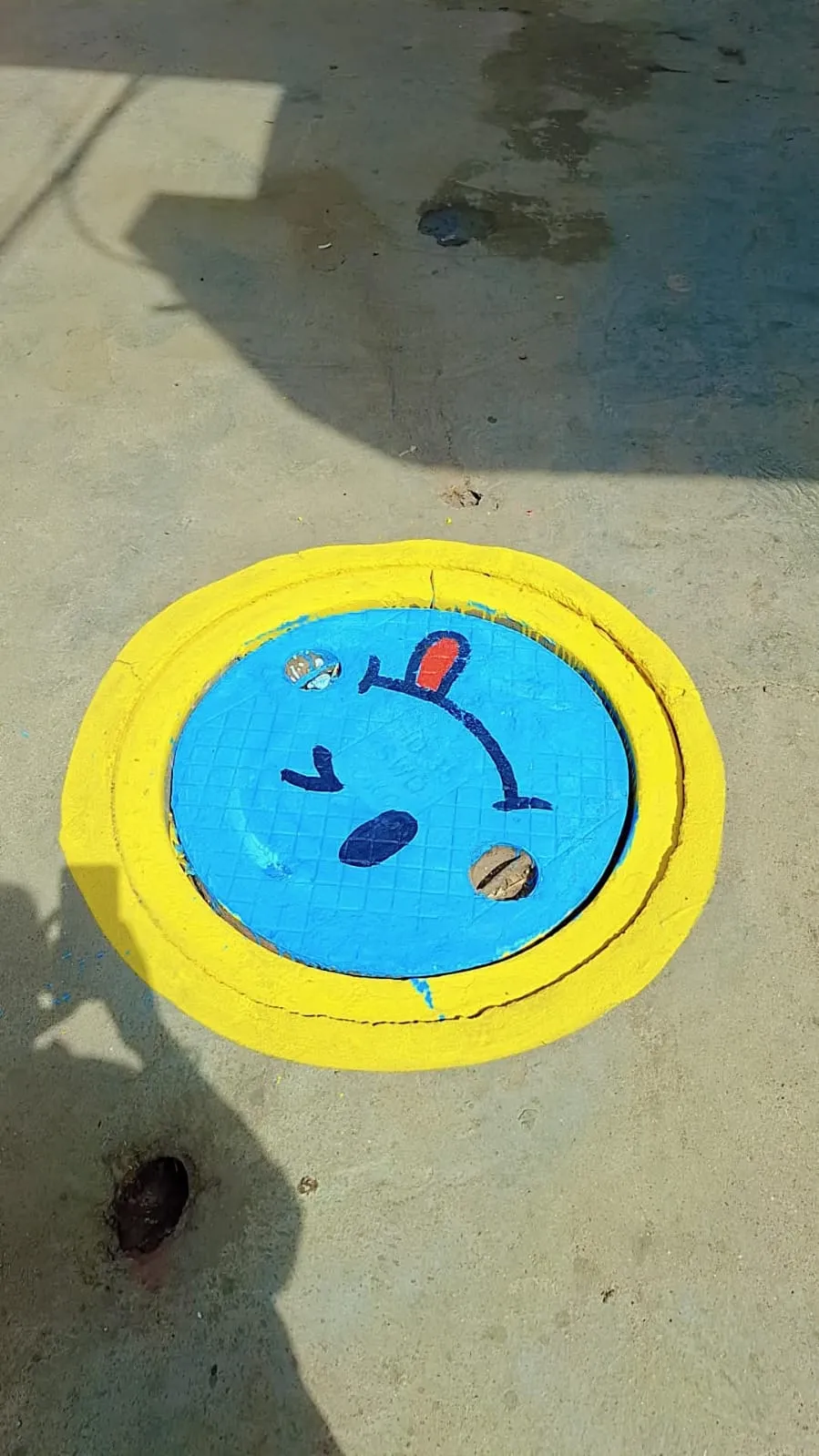 सीवर चेंबरों पर उकेरी जा रही स्वच्छता की तस्वीर नगर निगम ग्वालियर की अनूठी पहल से वार्ड 51 की गलियां बनीं आकर्षण का केंद्र