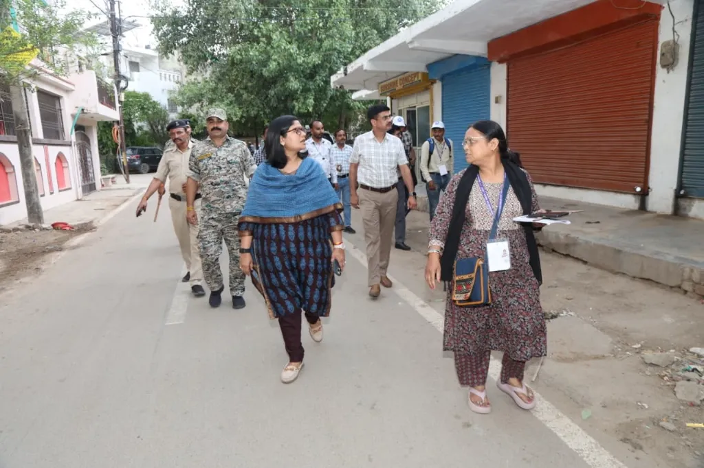 जनगणना-2027

कलेक्टर श्रीमती चौहान ने जनगणना कार्य का किया निरीक्षण 

अपनी मौजूदगी में न्यू दर्पण कॉलोनी के एक मकान की कराई ऑनलाइन गणना 

प्रगणकों द्वारा घर-घर जाकर 34 बिंदुओं में भरी जा रही है ऑनलाइन जानकारी 