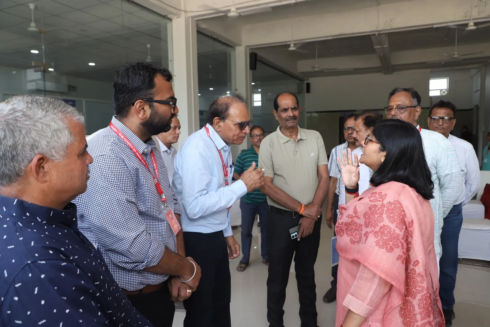 आरोग्य धाम सुपर स्पेशियलिटी चिकित्सालय में नि:शुल्क स्वास्थ्य शिविर लगा  कलेक्टर श्रीमती चौहान ने किया शिविर का अवलोकन, अपनी स्वास्थ्य जांचें भी कराईं 