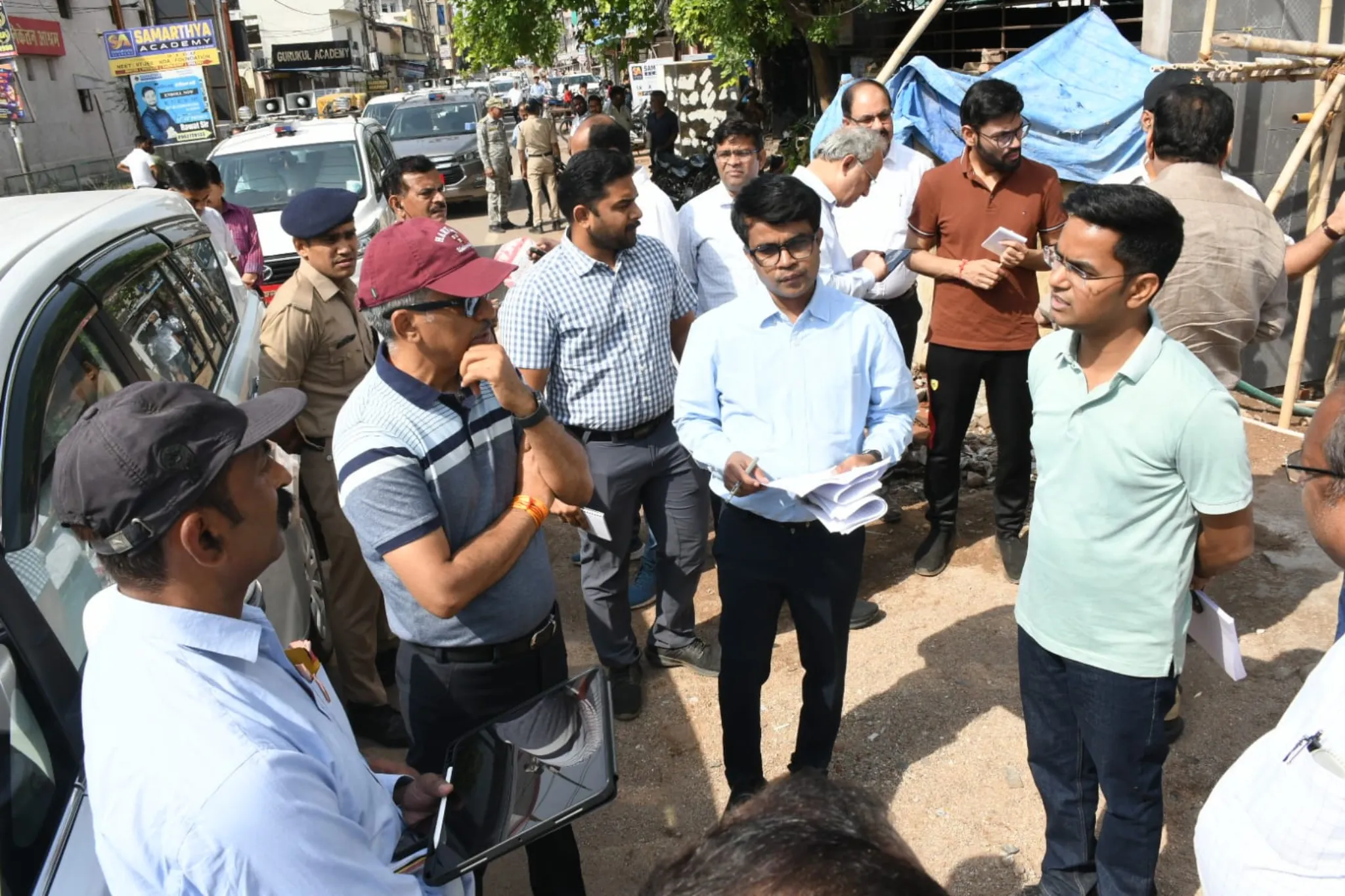 अपर मुख्य सचिव श्री दुबे ने एलिवेटेड रोड, नाला सफाई और मल्टीलेवल पार्किंग का किया निरीक्षण