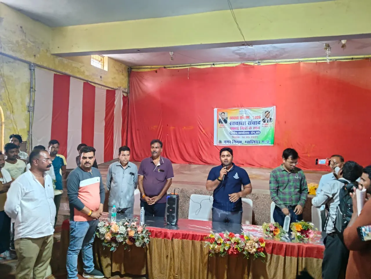 अपर आयुक्त टी. प्रतीक राव ने सफाई मित्रों से किया संवाद, फ्रूटी और ग्लूकोज का किया वितरण