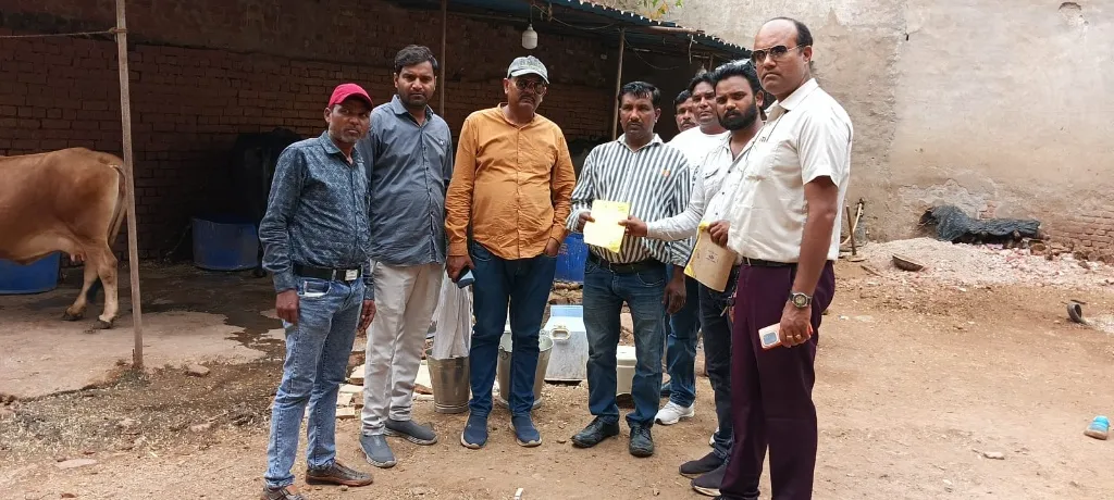 खुले में गोबर बहाने पर किए गए कई स्थानों पर जुर्माने

गोबर फैलाने पर 28 हजार एवं गंदगी फैलाने पर 16 हजार का जुर्माना