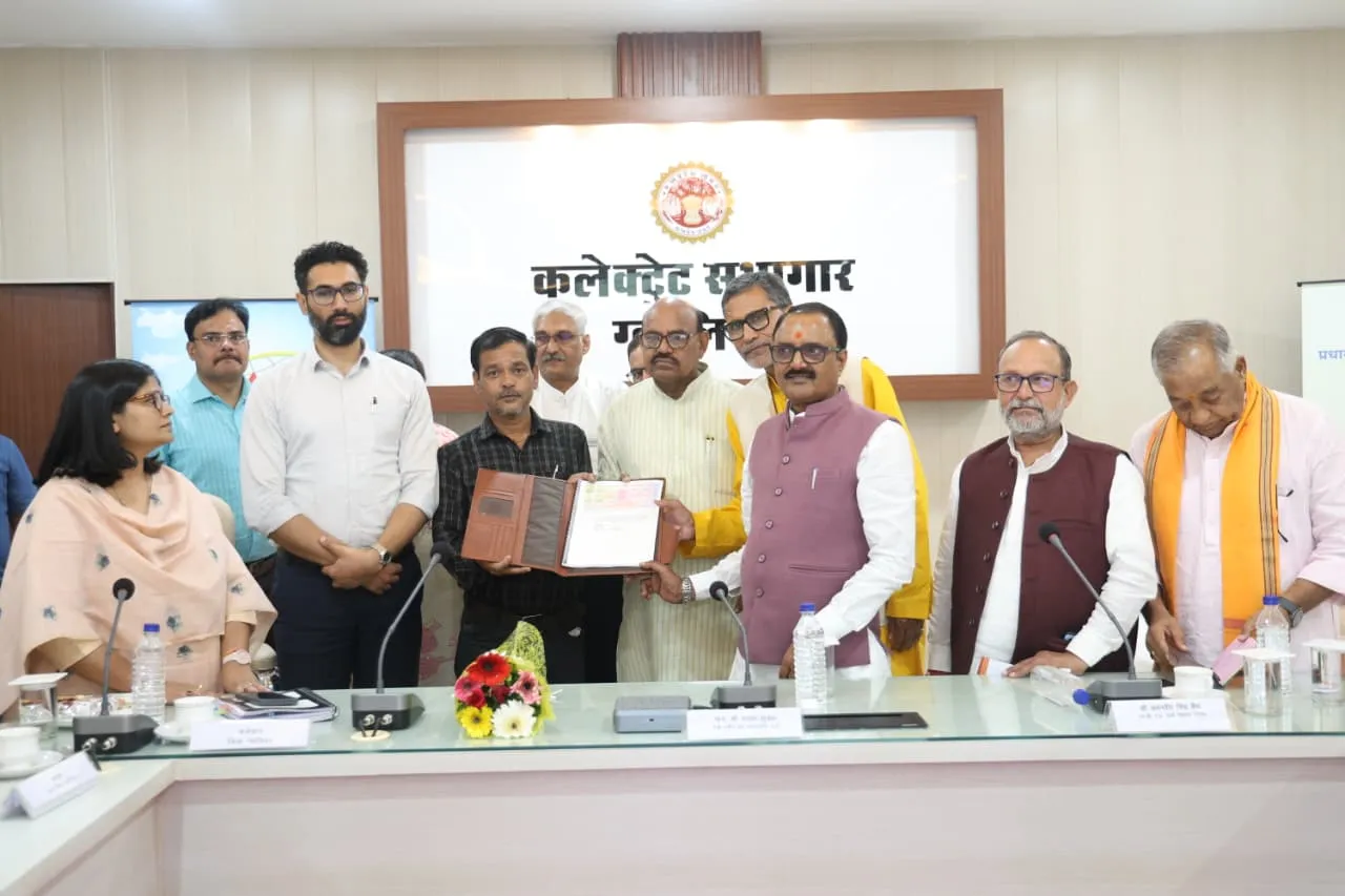 "प्रधानमंत्री सूर्य घर : मुफ्त बिजली योजना"  प्रदेश के सभी शासकीय भवनों पर रेस्को परियोजना अंतर्गत सोलर प्लांट स्थापित किए जायेंगे – नवकरणीय ऊर्जा मंत्री श्री शुक्ला  ग्वालियर के शासकीय भवनों में शून्य निवेश से बिजली की बचत : रेस्को परियोजना अंतर्गत सोलर प्लांट के लिये हुए विद्युत क्रय अनुबंध 