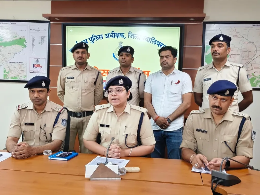 थाना पुरानी छावनी पुलिस की बदमाशों के खिलाफ कार्यवाही

जलालपुर के जंगल में डकैती की योजना बना रहे 06 बदमाशों को पुरानी छावनी पुलिस ने अवैध हथियार सहित किया गिरफ्तार

🔴 बदमाशों के कब्जे से 315 बोर के 03 देशी कट्टा व 315 बोर के 05 जिंदा राउण्ड एवं दो छुरा तथा उनके 05 मोबाइल जप्त किये।