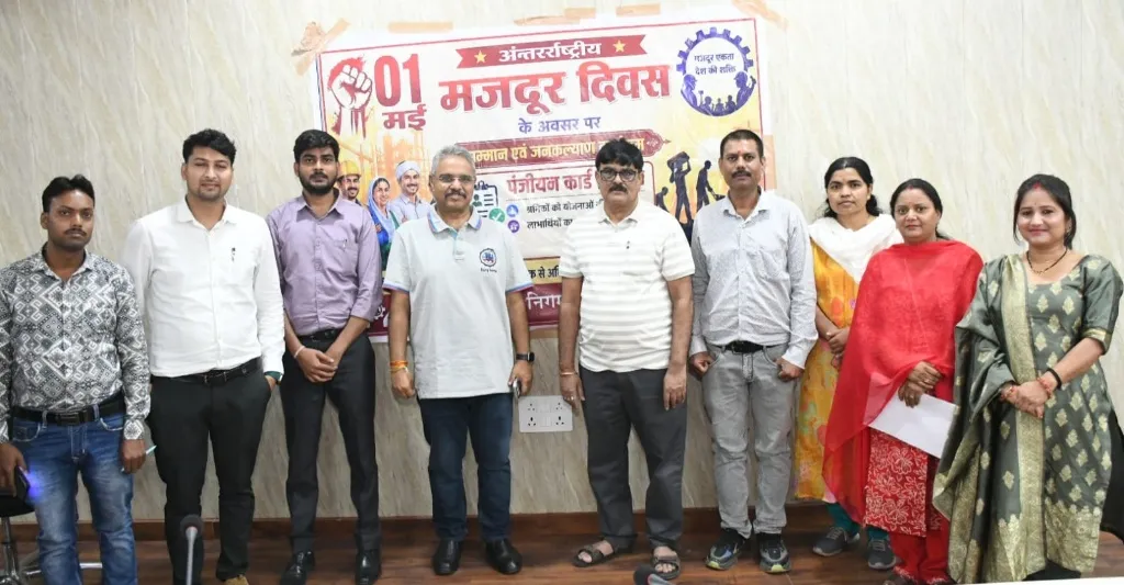 अंतर्राष्ट्रीय श्रमिक दिवस पर श्रमिकों को उपलब्ध कराए गए श्रमिक कार्ड श्रम सप्ताह के तहत ग्वालियर जिले में श्रमिकों के सम्मान में आयोजित हुए विशेष कार्यक्रम