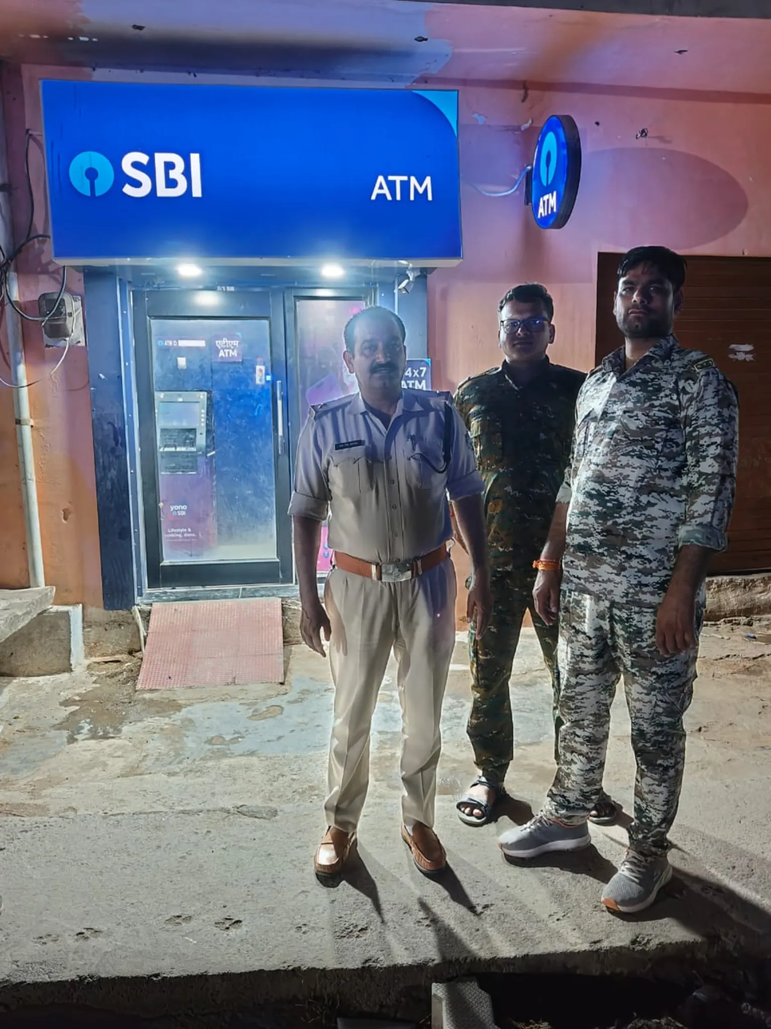 कानून व्यवस्था बनाये रखने के उद्देश्य से जिले के समस्त थानों में प्रभावी ‘‘कॉम्बिंग गश्त’’

कॉम्बिंग गश्त के दौरान 201 फरार स्थाई एवं गिरफ्तारी वारंटियों को गिरफ्तार कर 282 गुण्डा व हिस्ट्रीशीटरों को किया चेक