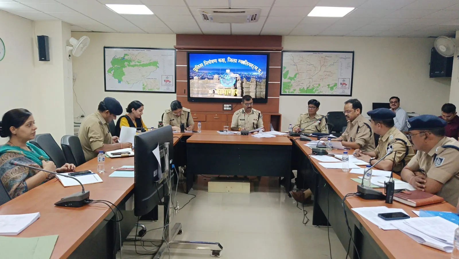 थाना प्रभारियों की लंबित अपराधों के संबंध में समीक्षा बैठक  महिला संबंधी, एससी/एसटी अपराधों एवं सीएम हेल्पलाइन शिकायतों के शीघ्र निराकरण हेतु एसएसपी ग्वालियर ने ली समीक्षा बैठक