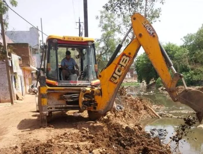 बारिश से पहले नालों की सफाई का नगर निगम द्वारा अभियान चलाया जा रहा है। इस अभियान के तहत अभी तक शहर के छोटे एवं बडे 241 नालों की सफाई की जा चुकी है। नालों से निकली गाद को तत्काल नगर निगम द्वारा जेसीबी एवं डंपरों के माध्यम से हटाया जा रहा है, जिससे सड़कों पर गंदगी ना हो।
