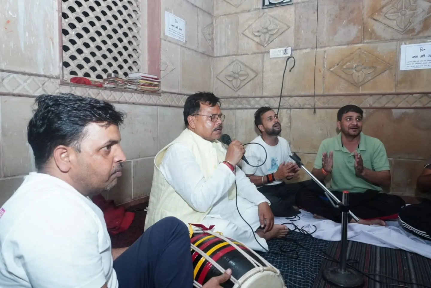 रात डेढ़ बजे सिविल अस्पताल हजीरा का ऊर्जा मंत्री श्री तोमर ने किया निरीक्षण विनय नगर में लगाई जन-चौपाल