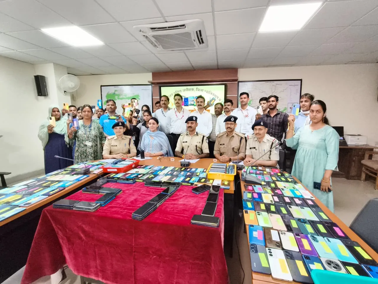 तेरा तुझको अर्पण अभियान के तहत ग्वालियर पुलिस का आमजन को उपहार साइबर सेल ग्वालियर ने CEIR PORTAL के माध्यम से 01 करोड़ 41 लाख रूपये कीमत के 571 मोबाइल खोजे