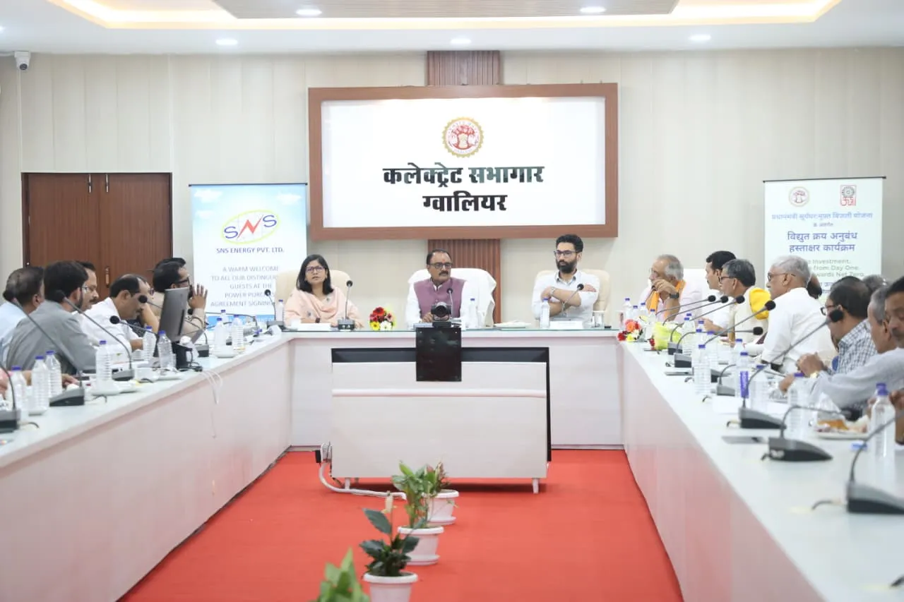 "प्रधानमंत्री सूर्य घर : मुफ्त बिजली योजना"  प्रदेश के सभी शासकीय भवनों पर रेस्को परियोजना अंतर्गत सोलर प्लांट स्थापित किए जायेंगे – नवकरणीय ऊर्जा मंत्री श्री शुक्ला  ग्वालियर के शासकीय भवनों में शून्य निवेश से बिजली की बचत : रेस्को परियोजना अंतर्गत सोलर प्लांट के लिये हुए विद्युत क्रय अनुबंध 