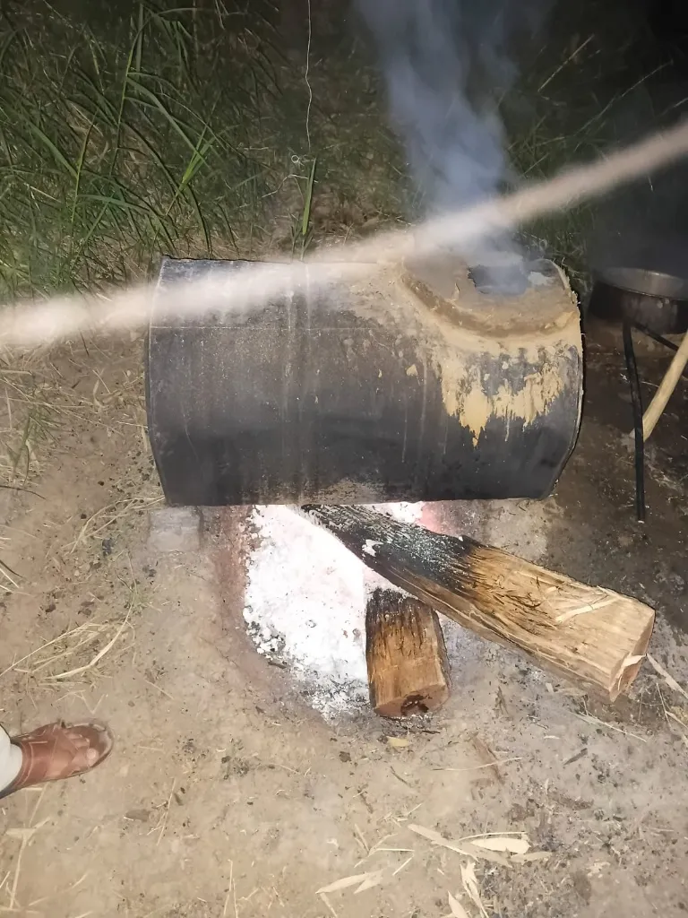 थाना चीनौर पुलिस की अवैध शराब के खिलाफ कार्यवाही

नदी किनारे बना रहे हाथ भट्टी की अवैध कच्ची शराब सहित तस्कर को चीनौर पुलिस ने पकड़कर शराब व उपकरण किए जप्त

🔴 कच्ची हाथ भट्टी की बनी कुल 50 लीटर शराब व शराब बनाने के उपकरण कुल मशस्का 10 हजार का जप्त किया गया।

🔴 पुलिस द्वारा मौके पर गुड़ लहान कीमती करीवन 80000/- रुपये का नष्ट किया गया।