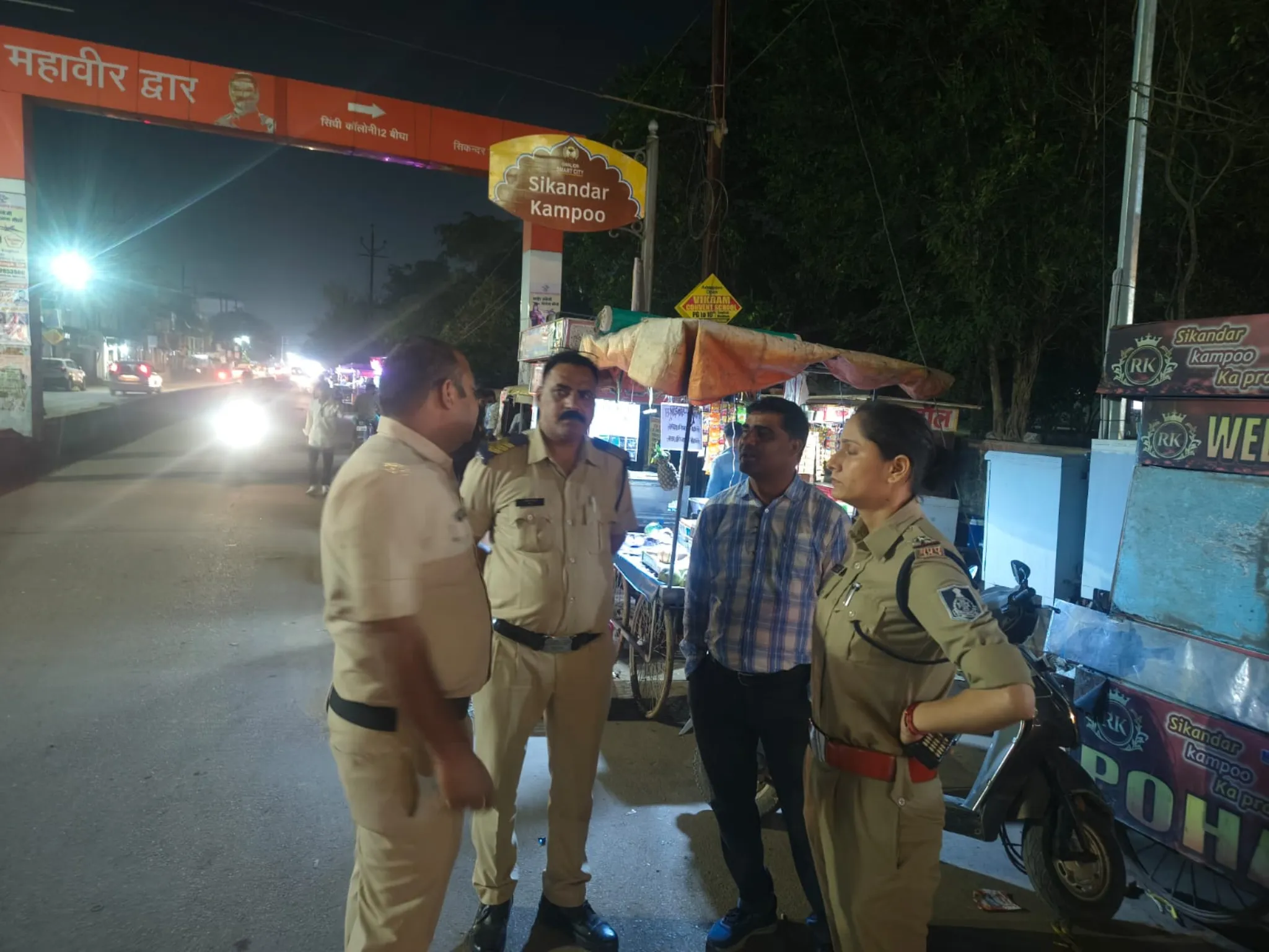 कानून व्यवस्था बनाये रखने के उद्देश्य से जिले के समस्त थानों में प्रभावी ‘‘कॉम्बिंग गश्त’’

कॉम्बिंग गश्त के दौरान 201 फरार स्थाई एवं गिरफ्तारी वारंटियों को गिरफ्तार कर 282 गुण्डा व हिस्ट्रीशीटरों को किया चेक