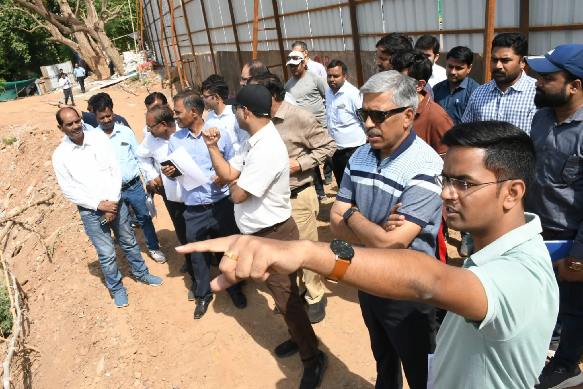 अपर मुख्य सचिव श्री दुबे ने एलिवेटेड रोड, नाला सफाई और मल्टीलेवल पार्किंग का किया निरीक्षण