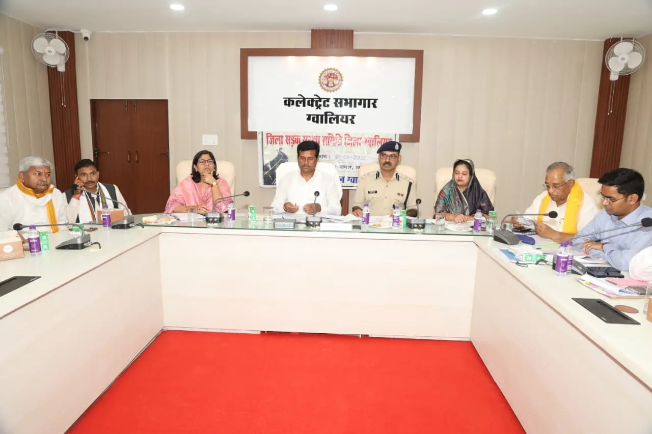 शहर में सुगम यातायात के लिये नई सड़कों व फ्लाईओवर की रूपरेखा तैयार सांसद श्री कुशवाह की अध्यक्षता में जिला सड़क सुरक्षा समिति की बैठक आयोजित सांसद ने एस्टीमेट सहित नई सड़कों के प्रस्ताव शासन की मंजूरी के लिये भेजने के दिए निर्देश